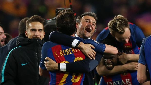 Luis Enrique memeluk Sergi Roberto di akhir pertandingan melawan Barcelona.