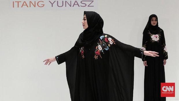 Motif Tenun di Busana  Muslim  Terbaru Itang  Yunasz 