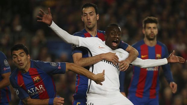 Lini tengah Barcelona berhasil meredam permainan agresif para gelandang PSG.