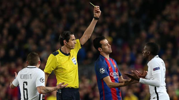 PSG protes karena sejumlah keputusan kontroversial wasit Deniz Aytekin yang menguntungkan Barcelona.