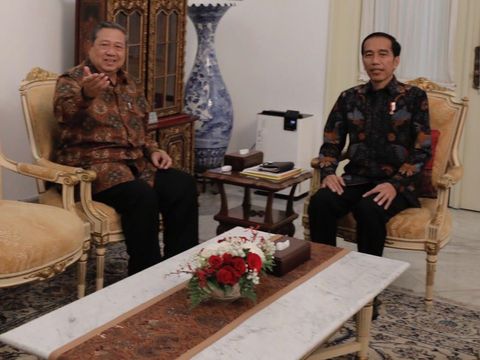 Momen Bungkuk Hormat Jokowi ke SBY di Istana Merdeka