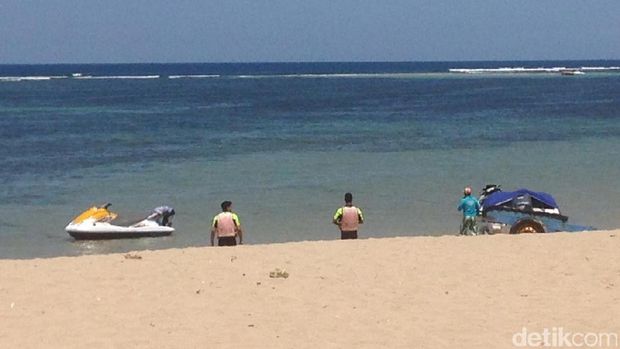 Turis yang sedang asyik bersantai di pantai (Afif/detikTravel)