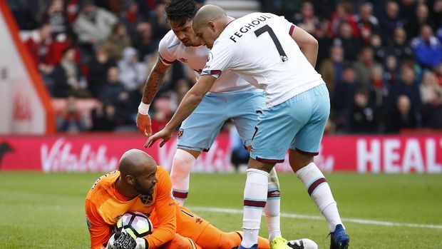 Kiper West Ham Darren Randolph dua kali menggagalkan penalti Bournemouth.