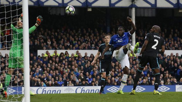 Romelu Lukaku punya kans menyalip posisi Harry Kane jika mampu mencetak hattrick ke gawang Arsenal dan Kane tidak mencetak gol di laga terakhir musim ini.