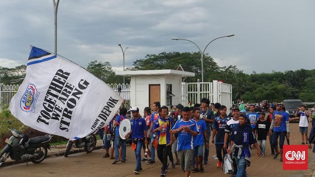 Para Aremania berbondong-bondong datang ke Stadion Cibinong Pakansari.
