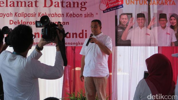 Anies dan relawan Agus-Sylvi di Kebon Sirih / 