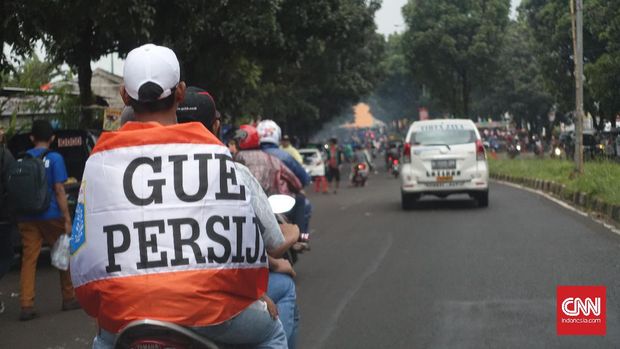 Para Jakmania, suporter Persija juga ikut mendukung Arema di final Piala Presiden. 