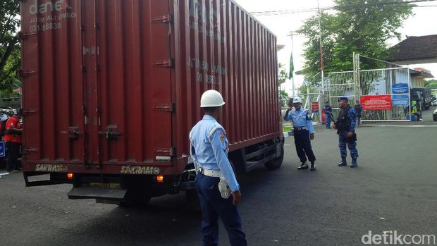 Barisan truk boks membawa kargo rombongan kerajaan di Base Ops Bandara Ngurah Rai