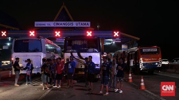 Para suporter Arema menunggu di gerbang tol Cimanggis Utama hingga suasana kondusif.