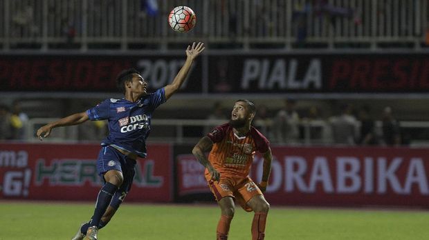 Diego Michiels (kanan) sempat dilepas Borneo FC karena kasus penganiayaan.