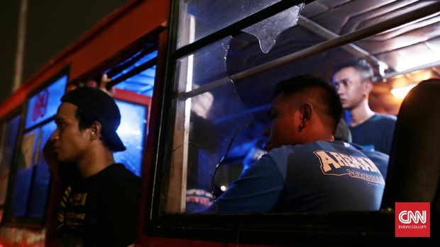 Kaca bus yang membawa Aremania sebagian besar pecah.