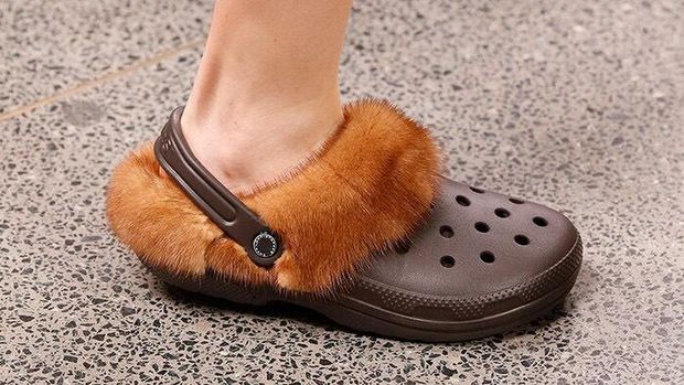 Kembali Tren Sepatu Crocs Berbulu Seharga Rp 4 5 Juta 