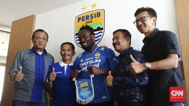 Michael Essien dikontrak satu musim oleh Persib Bandung.