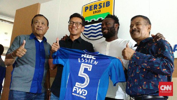 Michael Essien resmi diperkenalkan sebagai pemain baru Persib di kantor PT Persib Bandung Bermartabat, Jln Sulanjana Bandung.