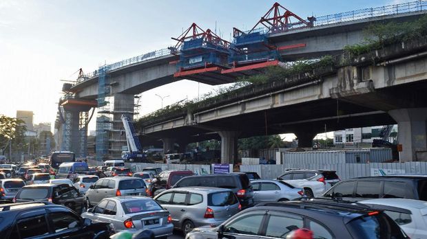 Pembangunan MRT membuat sejumlah ruas jalan macet.