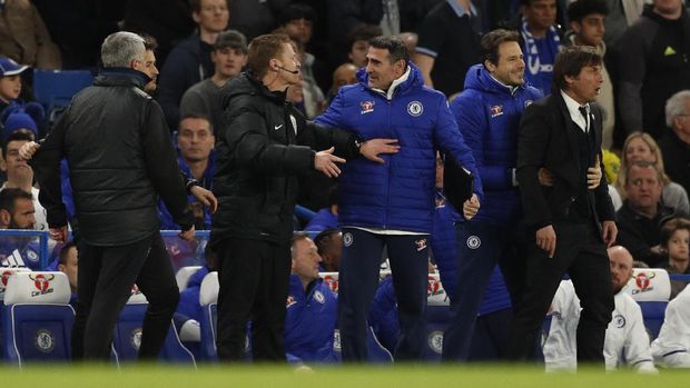 Jose Mourinho dan Antonio Conte saat terlibat perselisihan di ajang Piala FA musim lalu.