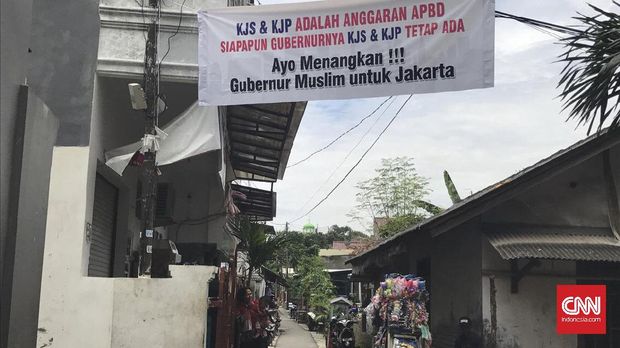 Spanduk provokatif masih terlihat di lokasi blusukan Calon Wakil Gubernur DKI Jakarta Djarot Saiful Hidayat di Kelurahan Cipulir, Kecamatan Kebayoran Lama, Jakarta Selatan, Selasa (14/3).