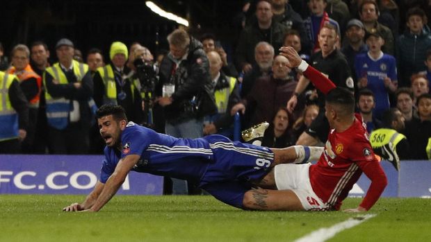 Thibaut Courtois menilai permainan para pemain Manchester United sangat kasar.
