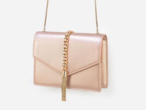 Tampil Mencuri Atensi di Pesta  dengan 5 Clutch Warna  Rose  Gold 