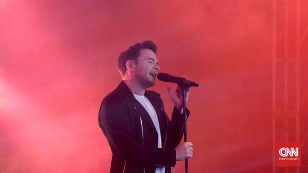 Shane Filan menyanyikan 'Beautiful In White.'