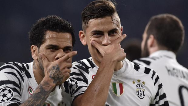 Paulo Dybala (kanan) mencetak gol untuk Juventus dari titik penalti.