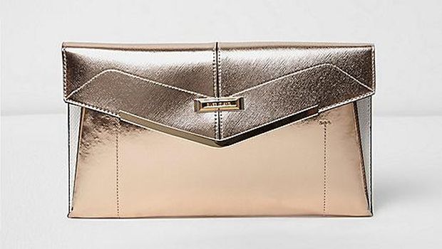 Tampil Mencuri Atensi di Pesta dengan 5 Clutch Warna Rose Gold