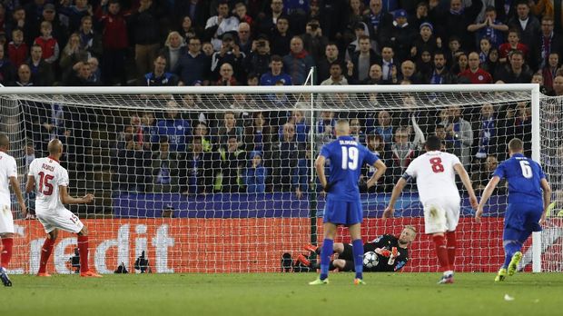 Momen ketika Kasper Schmeichel menggagalkan tendangan penalti Steven Nzonzi