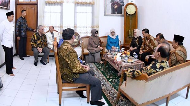Hasyim Muzadi, Politik, dan Pendidikan Moderat