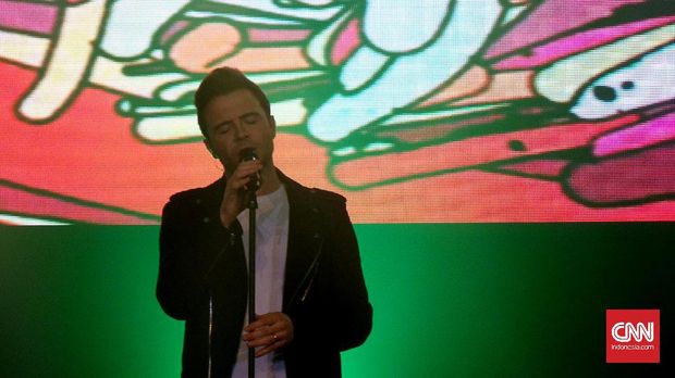 Shane Filan melantukan lagu dari album solonya, 'About You.'