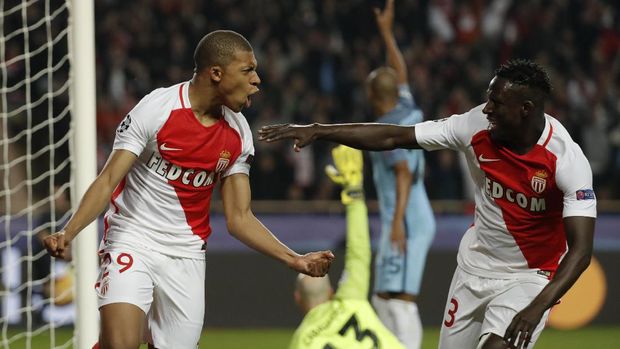 Benjamin Mendy (kanan) menjadi pemain paling berbahaya Monaco di babak pertama.