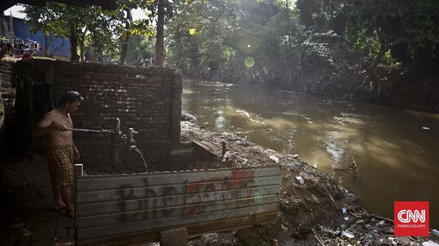Pemda DKI Jakarta melaksanakan program normalisasi sungai yang bertujuan memperlebar sungai-sungai di Jakarta.
