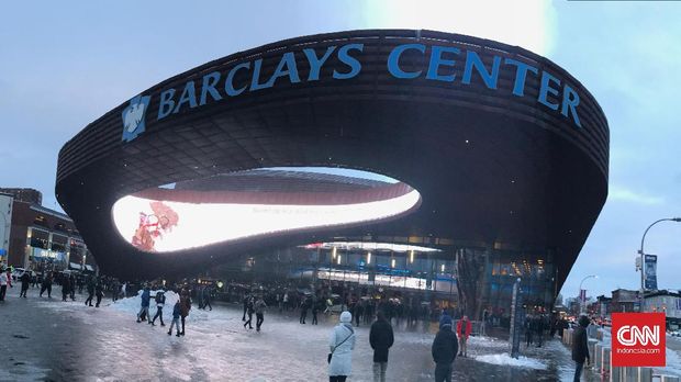 Meski harus menerjang badai salju, belasan ribu penggemar basket memadati Barclays Center untuk melihat Russell Westbrook
