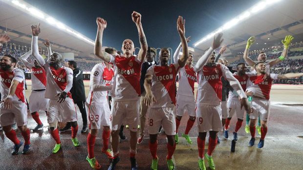 Para pemain AS Monaco merayakan keberhasilan lolos ke perempat final Liga Champions usai pertandingan.