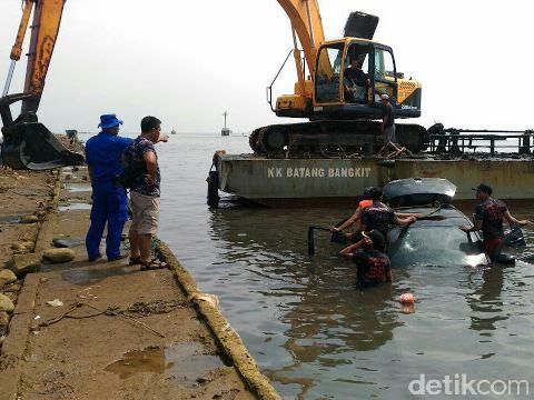 Wujud Mobil dan Motor Diduga Sesajen yang Diceburkan ke Sungai 