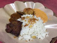 Mpok Sunayah Aduh Enaknye Nasi Uduk Betawi Berlauk Empal Mpok Sunayah Aduh Enaknye Nasi Uduk Betawi Berlauk Empal