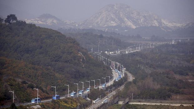 Zona demiliterisasi yang menjadi perbatasan Korut-Korsel. Dibangun akibat perjanjian gencatan senjata Perang Korea 1953 silam.