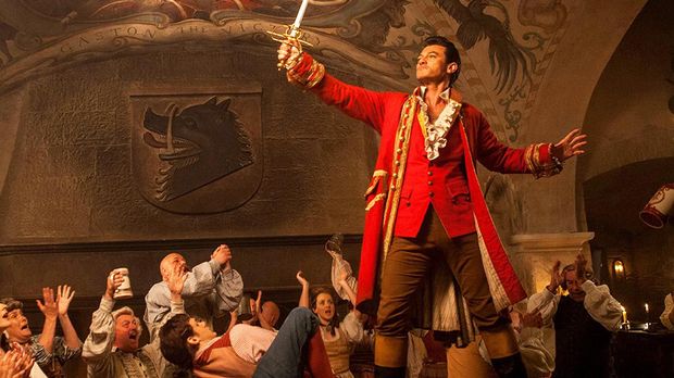 Luke Evans berhasil menghidupkan sosok Gaston.
