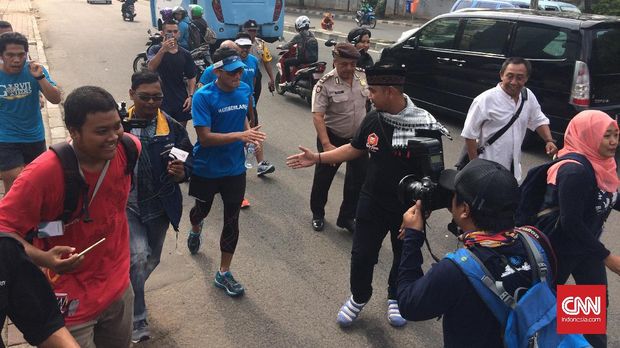 Calon Wakil Gubernur Sandiaga Uno tiba di Polsek Metro Tanah Abang setelah berlari dari Lapangan ABS Senayan, Jum'at (17/3).