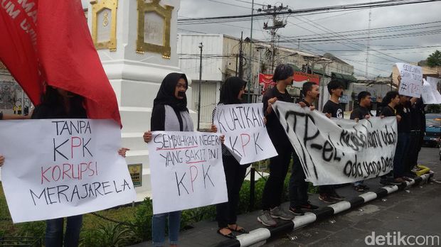 Mahasiswa UGM Demo di Tugu Yogya Minta KPK Usut Tuntas e-KTP