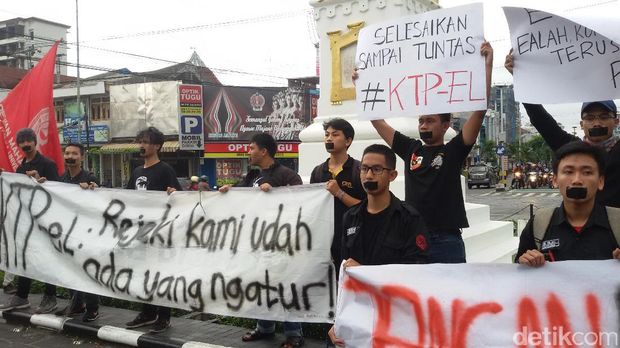 Mahasiswa UGM Demo di Tugu Yogya Minta KPK Usut Tuntas e-KTP