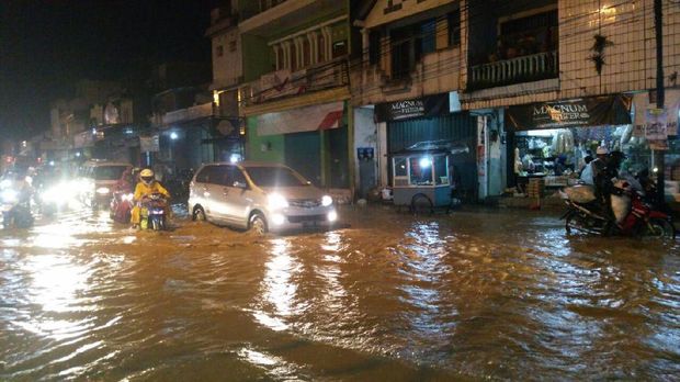 Hujan Deras, Sejumlah Ruas Jalan di Garut Kebanjiran