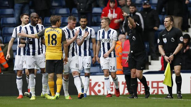 Protes pemain Arsenal terhadap gol kedua West Brom tak digubris wasit Neil Swarbrick.