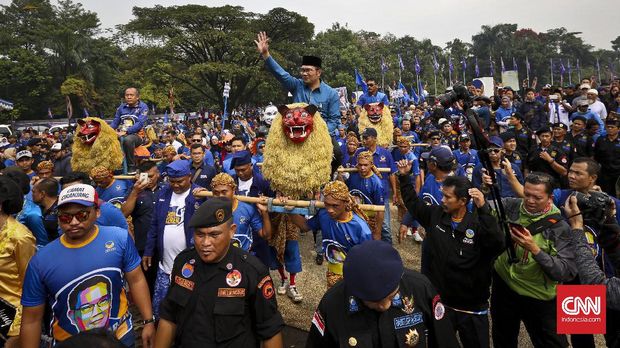 Walikota Bandung Ridwan Kamil diarak menggunakan Sisingaan pada acara Deklarasi Ridwan Kamil sebagai calon Gubernur Jawa Barat 2018/2023.