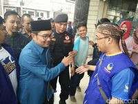 Jalan Kaki Menuju Panggung Deklarasi, Ridwan Kamil Salami Warga