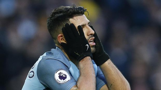 Sergio Aguero gagal memanfaatkan peluang terbaik Man City di masa injury time. 