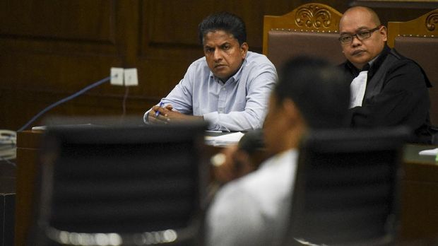 Terdakwa Ramapanicker Rajamohanan Nair (kiri) mendengarkan keterangan saksi di Pengadilan Tipikor, Jakarta.