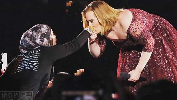 Curhat Wanita Berhijab yang Menangis Saat Tangannya Dicium Adele