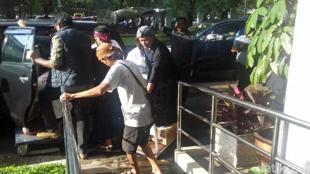 Dengan Kaki Disemen, Perwakilan Petani Kendeng Temui Teten