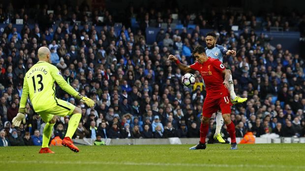 Roberto Firmino sebelum dilanggar Clichy yang menyebabkan penalti. 