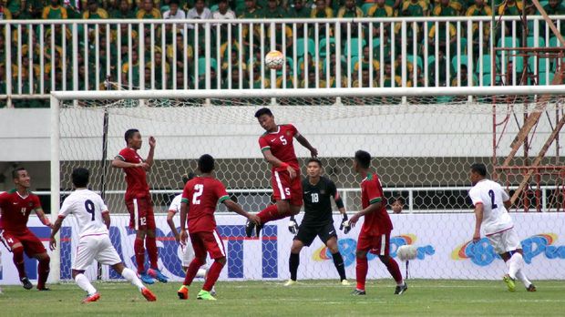 Gawang Indonesia tiga kali dibobol Malaysia di babak pertama.
